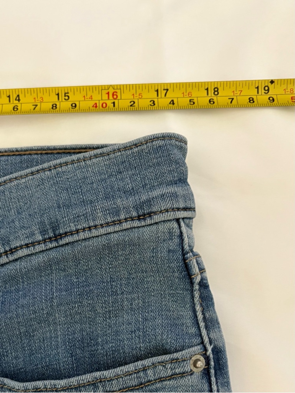 LEVI’S 🇺🇸 311SHAPING SKNY CAPRI Womens W32 MR Jeans Soft Relaxed Feel Light Wash - Picture 12 of 16